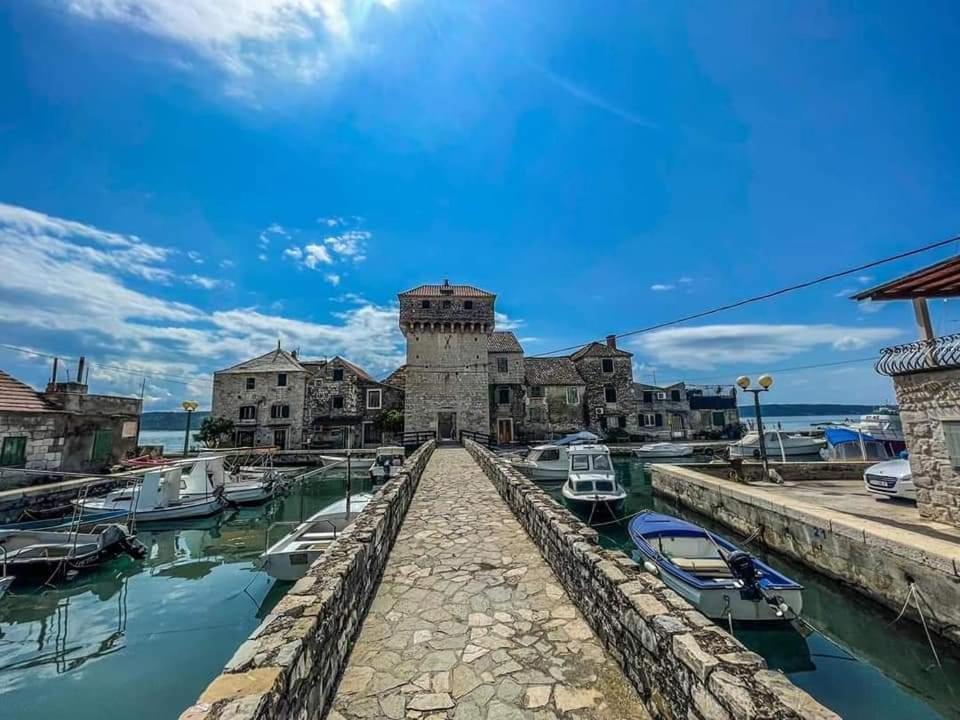 Villa Apartments Brecic 1 Kastela Exterior photo